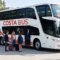 Unidad moderna de Costa Bus prestando el servicio de alquiler de bus para viajes grupales, ideal para clubes, colegios y familias.